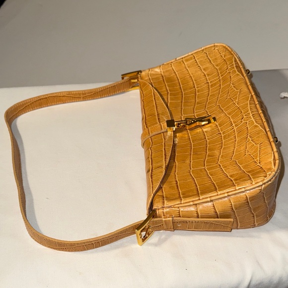 Puntotres Elegant Tan Crocodile Embossed Genuine Leather Shoulder Bag - Picture 7 of 13